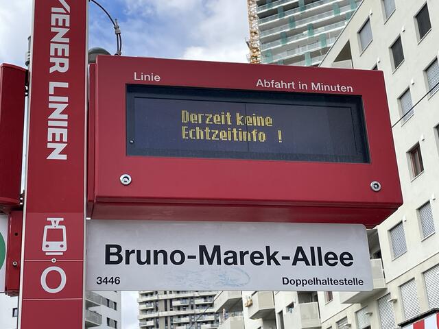 Beim Blick auf den Abfahrtsmonitor am Donnerstagvormittag wird man mit einer Störungsinfo vertröstet. Und das in ganz Wien | Foto: Andreas Pölzl/MeinBezirk