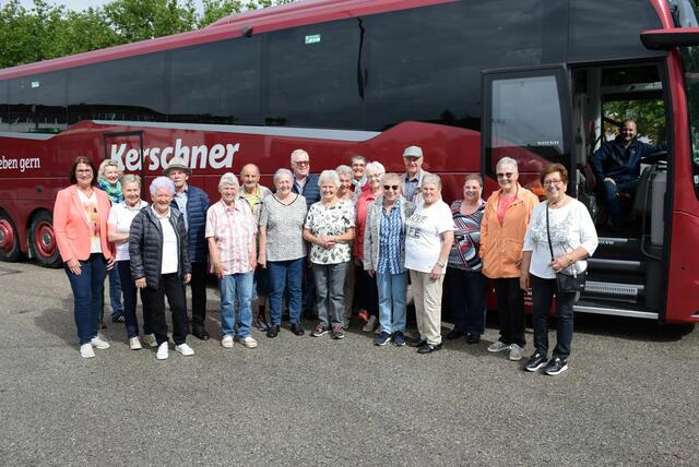 Gemeinderätin Michaela Pfaffeneder (vorne links) und Margit Koch (Referatsleiterin, 2.v.l.) mit der ersten Reisegruppe vor der Abfahrt.
 | Foto: Stadt Amstetten