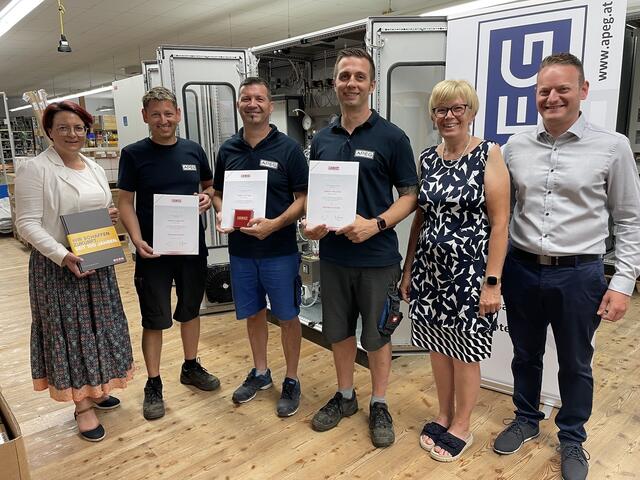 Mitarbeiter der Firma APEG wurden von der Wirtschaftskammer geehrt: WK-Regionalstellenobfrau Tanja Stöckl, Manuel Karacsony, Martin Seltsam, Jürgen Herlicska, Eva und GF Michael Glatz | Foto: WKB