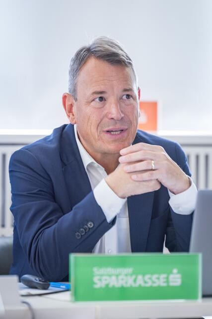 "Aktuell geben 64 Prozent der befragten Unternehmen in Salzburg an, dass das Marktumfeld für ihr Unternehmen in den vergangenen zwei bis drei Jahren schwieriger geworden sei. Als Hauptgründe werden Preissteigerungen, schlechte Auftragslage und erhöhte Online-Konkurrenz genannt", erläutert Markus Sattel, Vorstandsdirektor Salzburger Sparkasse, das Umfrageergebnis. | Foto: Sparkasse / wildbild