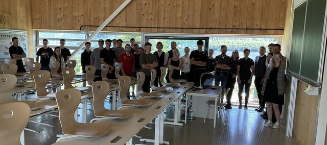 Schüler: Grangl J., Jernej A., Kelz M., Krießmann N., Kröth-Strauß N., Lazo L., Lipautz L., Mandler K., Oberwandling D., Osinger M., Pingist L., Posch N., Rauter K., Klemens R., Rojacher M., Scheurer B., Serro L., Stele V., Striemitzer J., Taurer T., Teyrowsky F., Viertler M., Wachter A.
Lehrer: Huber Hannes und Kreisnegger Michael
Lehrer Hallstatt: Weiss Hannes 