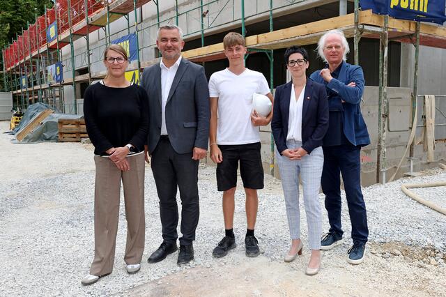 KBB-Geschäftsführerin Barbara Weißeisen-Halwax, Infrastrukturlandesrat Heinrich Dorner, Julian Keglovits (Mitarbeiter der Fa. Porr - sprach den Gleichenspruch), LIB-Geschäftsführerin Jutta Benedek und Johannes Kutrovatz (Intendant des Lisztfestivals in Raiding). | Foto: LMS