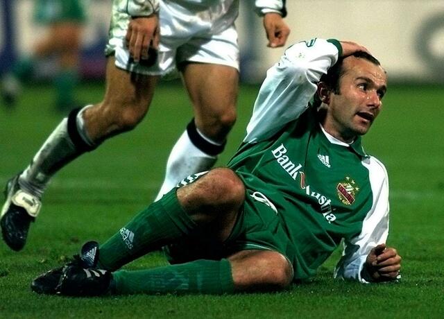 War oft auch mit den Schiedsrichter-Entscheidungen in der Bundesliga unzufriden: Dejan Savićević. Hier zu sehen im UEFA Cup-Spiel gegen NK Osijek im Oktober 2000. | Foto: Techt Hans Klaus / APA / picturedesk.com 