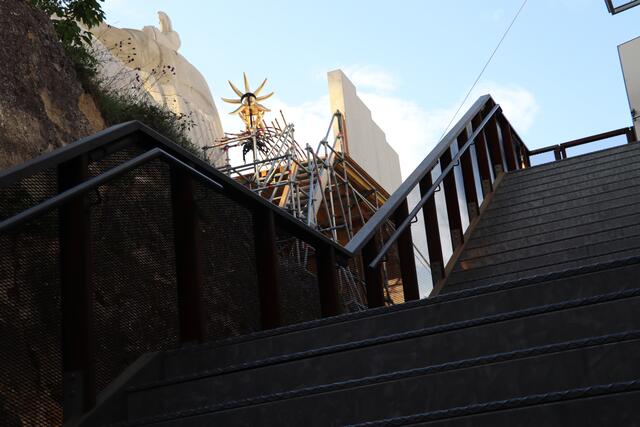 Die Stufen hinauf zu den Garderoben der Oper im Steinbruch.  | Foto: RMA Triebaumer