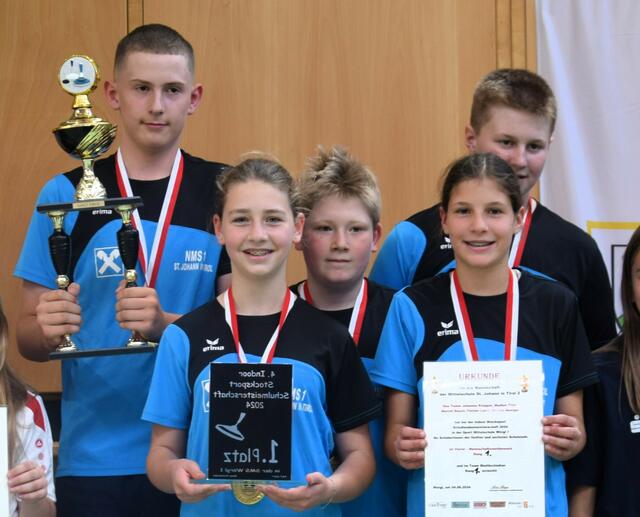 Starke Preisgestaltung bei der Siegerehrung für über 120 Schüler:innen in der Sporthalle Wörgl bei der Siegerehrung für über 120 Schüler:innen. | Foto: Schulstocksport 2024 - Schwaighofer