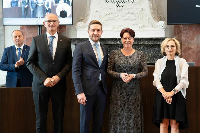 Der neu gewählte 1. Landtagsvizepräsident Dominik Mainusch (2.v.l.) mit (v.l.) LH Anton Mattle, LTPin Sonja Ledl-Rossmann und 2. VPin Elisabeth Blanik
 | Foto: Landtag/Oswald