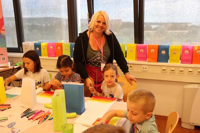 Corinna Trichtl mit den jungen Künstlerinnen und Künstlern.  | Foto: Vanessa Trabi