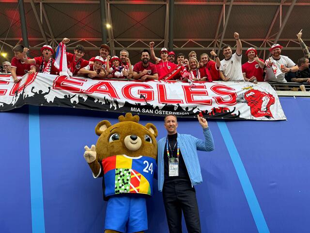 Die Delegation der Red Eagles im Leipziger Stadion mit Ex-Teamstürmer Marc Janko und EM-Maskottchen „Albärt”. | Foto: sz/Red Eagles Austria