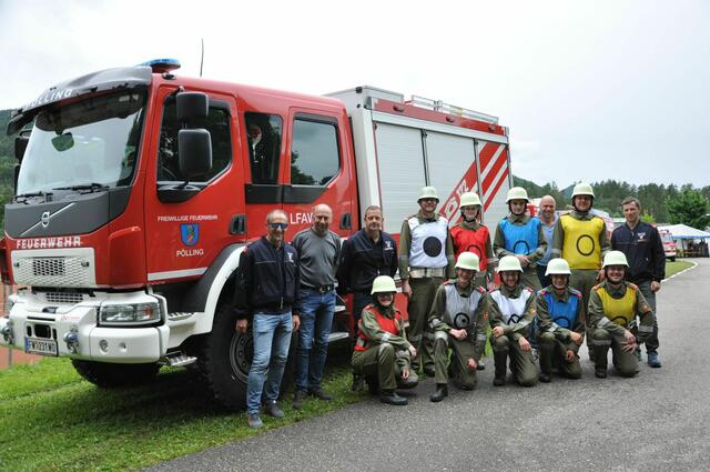 Die Bewerbsgruppe der Freiwilligen Feuerwehr Pölling samt den Ausbildern vor dem neuen Fahrzeug LFAW.  | Foto: Privat
