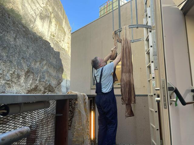 Giuseppe Palella bemalt noch die letzten Umhänge und Kostüme für die Aufführung von "Aida" in der Oper im Steinbruch in Sankt Margarethen.  | Foto: RMA Triebaumer