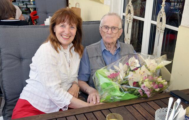 Vizebürgermeisterin Silvia Drechsler mit Jubilar Ferdinand Mikolasch. | Foto: Bernhard Garaus