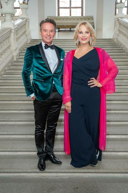 Der Mühlviertler Modedesigner Gottfried Birklbauer und Opernstar Elīna Garanča. | Foto: Gottfried
