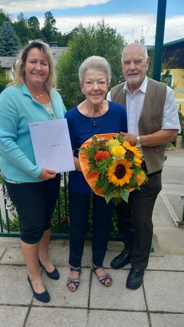 Bürgermeisterin Sabine Moser, Elisabeth und Josef Hölzl (v.l.n.r.) | Foto: Gemeinde Loich