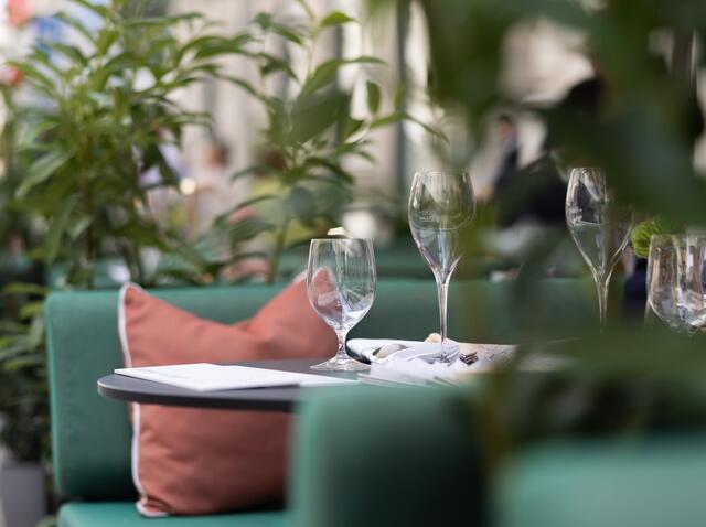 In der Maysedergasse lassen sich im Sommer die lauen Abende mit Champagner und Sachertorte ausklingen. | Foto: Sacher Communications 