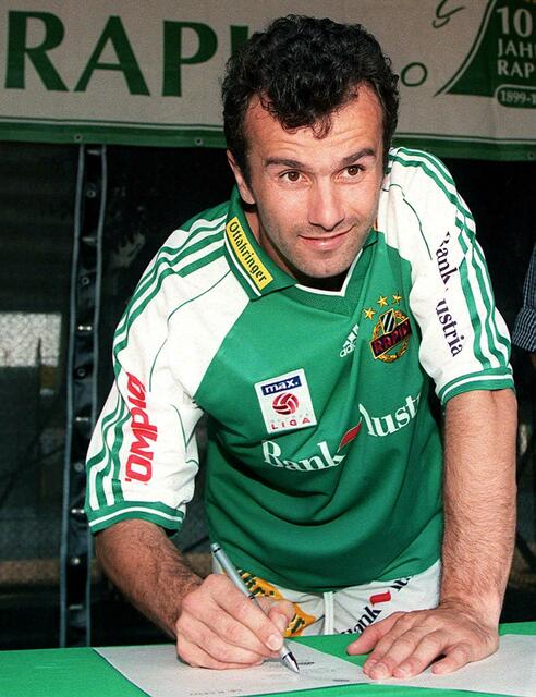 Seinen Vertrag unterzeichnete der Weltstar am 5. Juli im Hanappi-Stadion. | Foto: PFARRHOFER Herbert / APA / picturedesk.com 