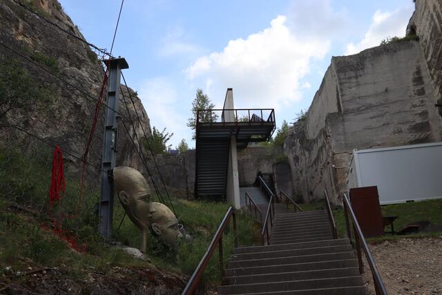 Durch den Backstage-Eingang und die Treppen in den Steinbruch hinab, befindet sich die Garderobe und die Kostüm-Abteilung.  | Foto: RMA Triebaumer