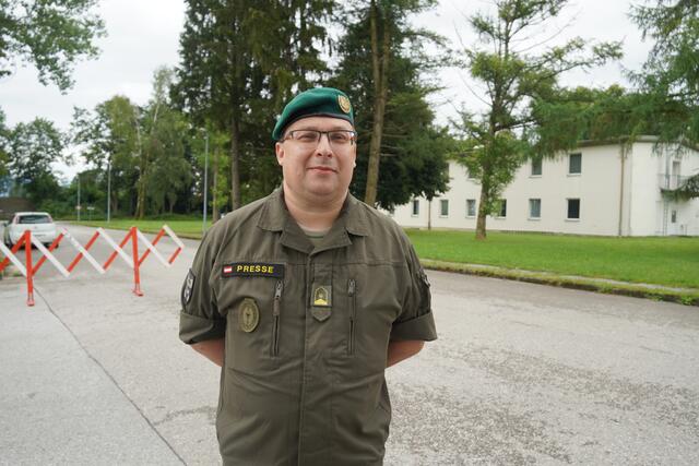 Presse- und Informationsoffizier, Major René Auer führte durch die verschiedenen Stationen. | Foto: Emanuel Hasenauer