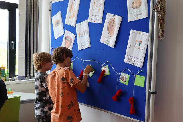 Alle Sinne werden trainiert, wie beispielsweise hier an der Duftwand.  | Foto: Vanessa Trabi