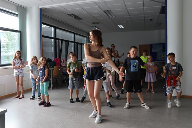 Kinder performen ihre einstudierte Choreografie.  | Foto: Vanessa Trabi
