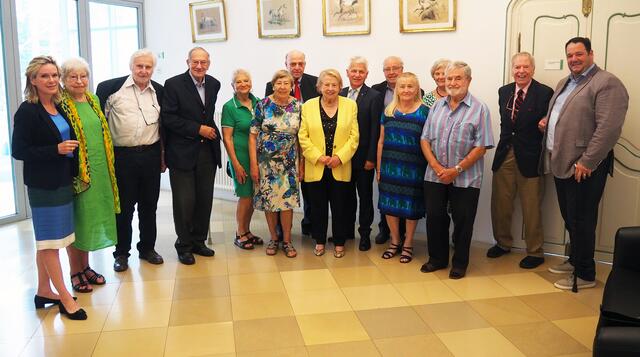 lles Gute zum 85. Geburtstag! Bürgermeister Johann Zeiner, Vizebürgermeisterin Michaela Haidvogel und Vizebürgermeister Markus Waldner gratulierten Sieglinde Hergovich, Helmut Waltner, Heinz Modl, Elfriede Tilzen, Ingrid Bernhardt, Alois Brabetz, Christine Krestan, Otto Fritscher, Maria Berger, Aloisa Loibl, Karl Seifner und Walter Scherzer (v.l.). | Foto: Marktgemeinde Maria Enzersdorf