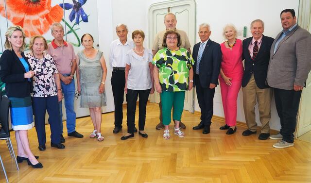 Bürgermeister Johann Zeiner, Vizebürgermeisterin Michaela Haidvogel und Vizebürgermeister Markus Waldner gratulierten herzlich zur Goldenen Hochzeit: Silvia und Robert Berger, Brigitta und Herbert Körber, Angela und Franz Maier sowie Lisi und Walter Scherzer (v.l.). Mit am Foto Maria Klein (2.v.l.), die ihren 95. Geburtstag gefeiert hatte.
 | Foto: Marktgemeinde Maria Enzersdorf