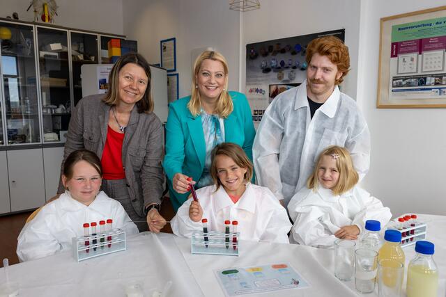 Die Rektorin der PPH Burgenland, Sabine Weisz, Landesrätin Daniela Winkler und Lukas Helmlinger mit Kindern der KinderHochSchule. | Foto: Büro LRin Winkler/Novak