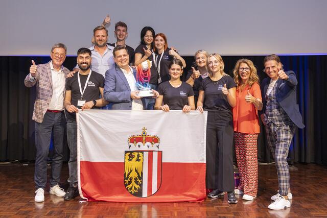 Team Oberösterreich mit LIM Alexander Geisbauer (Mitte) und den Vertretern der Bundesinnung: 1. Reihe v.l.: BIM Wolfgang Eder, Yosef Nohat (1. Lehrjahr), Landesinnungsmeister Alexander Geisbauer, Sophia Luger (2. Lehrjahr), Anna Deisinger (3. Lehrjahr), BIM-Stv. Silvia Rupp, BIM-Stv. Clemens Happ. 2. Reihe v.l.: LIM-Stv. Dieter Kohler, Stefan Hüttmaier (3. Lehrjahr), Gabriela Cardos (2. Lehrjahr), Lisa Ginzinger (1. Lehrjahr) und Lehrlingsbeauftragte Sandra Manuela Strasser. | Foto: Die Fotografen