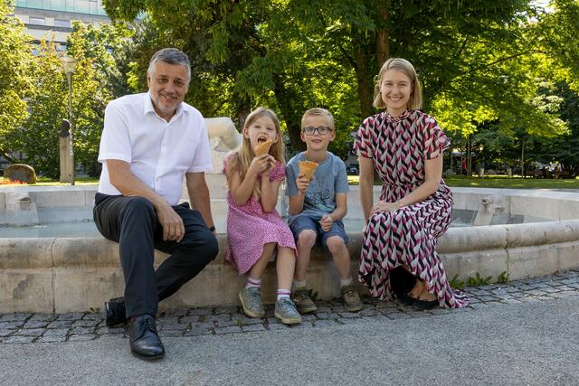 Bildungsdirektor Alfred Klampfer und Landeshauptmann-Stellvertreterin Christine Haberlander (ÖVP) mit zwei Schulkindern. | Foto: Land OÖ/Krenn