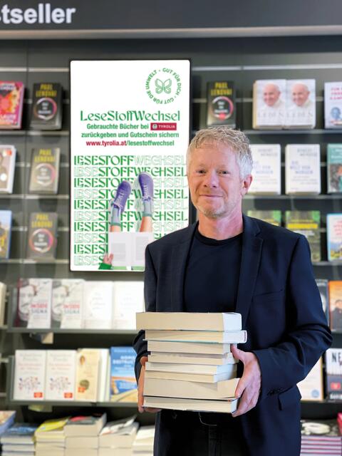 Stephan Bair freut sich, dass seine 21 Buchhandlungen die ersten in Österreich sind, die ihren Kund:innen eine professionelle Rückkaufmöglichkeit für ihren alten Lesestoff anbieten und diesen mit einem Einkaufsgutschein vergüten können. | Foto: Tyrolia