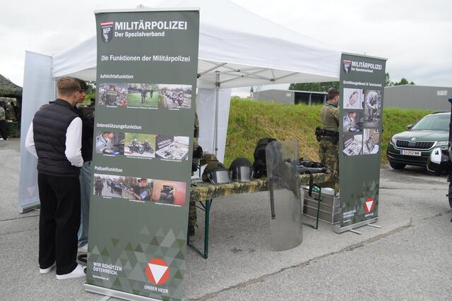 Interessierte Schüler informierten sich direkt bei den Einsatzkräften der Militärpolizei. | Foto: Emanuel Hasenauer
