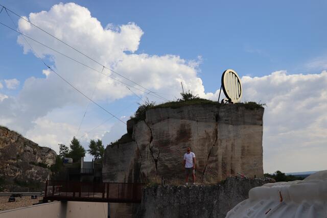 Stuntman bei der Arbeit in der Oper im Steinbruch. Zu sehen: das Drahtseil, über da balanciert wird.  | Foto: RMA Triebaumer