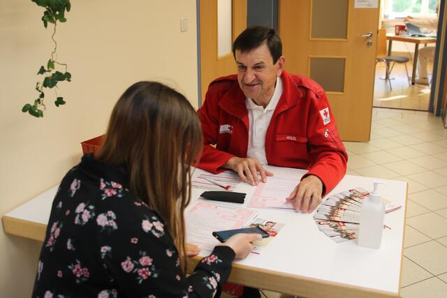 Altbürgermeister Stefan Hölzl ist als Blutspendehelfer im Einsatz. | Foto: RK