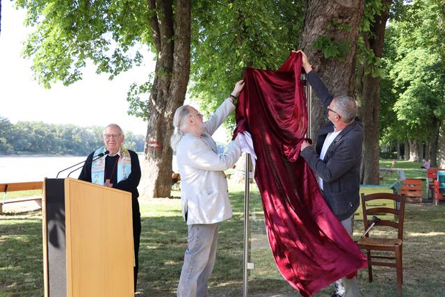 Autor Jon Fosse und Bürgermeister Helmut Schmid enthüllen die Ehrentafel. Pfarrer Othmar Posch spricht den Segen.  | Foto: Christina Michalka