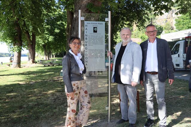 Stadträtin Michaela Gansterer-Zaminer, Nobelpreisträger Jon Fosse und Bürgermeister Helmut Schmid bei der Eröffnung des "Jon Fosse Platzes" am Donauufer | Foto: Christina Michalka
