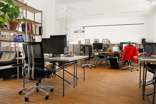 Gemeinsam arbeiten im Wildgarten. | Foto: Helene Weber-Köpf