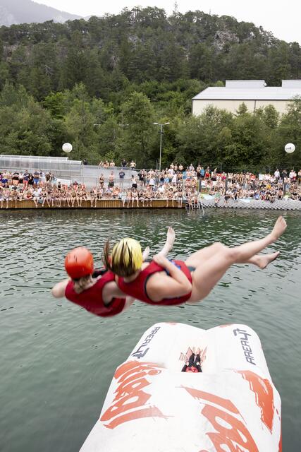 Trendsport made in USA mit simplem Funktionsprinzip: Beim Blobben wird ein mit Luft gefüllter XXL-Gummischlauch als Katapult verwendet. | Foto: Area47