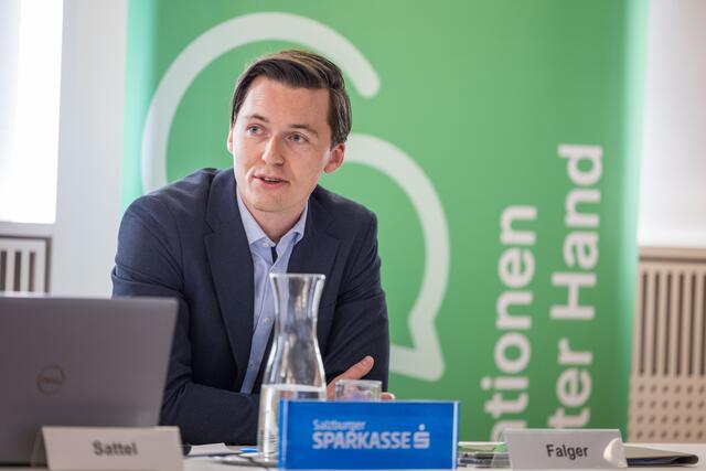 . "Die Digitalisierung ist aus unserem Leben und den Unternehmen nicht mehr wegzudenken. Die Pandemie war ein Katalysator für diese Entwicklung, die positiven Effekte überdauern diese aber langfristig und mit KI sind wir schon mitten im nächsten Megatrend. Künstliche Intelligenz hat laut Umfrage schon jedes fünfte Salzburger KMU (21 Prozent) im Einsatz", sagt Dominik Falger, der seit April 2024 gemeinsam mit Halwa das Führungs-Duo im Firmenkundenzentrum bildet.  | Foto: Salzburger Sparkasse / wildbild