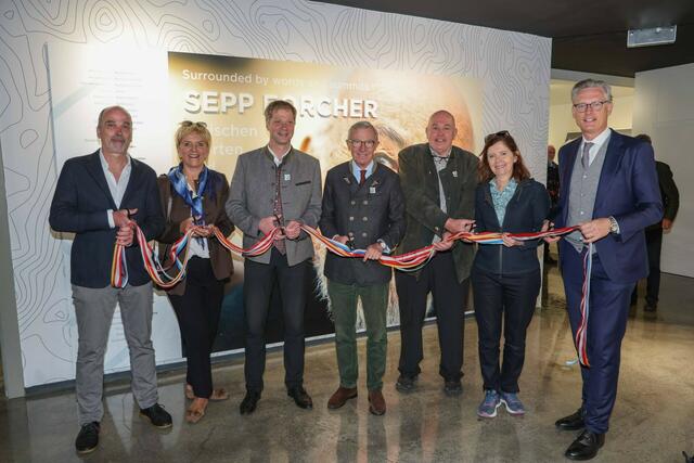 Vlnr.: Andreas Zangl (Ausstellungsplaner), Karin Bernhard (Direktorin ORF Landesstudio Kärnten), Martin Lackner (Bürgermeister Heiligenblut am Großglockner), Landeshauptmann Wilfried Haslauer (Land Salzburg und AR-Vorsitzender GROHAG), Waltraud Langer (Direktorin ORF Landesstudio Salzburg) und Johannes Hörl (Vorstand Großglockner Hochalpenstraßen AG). | Foto: grossglockner.at