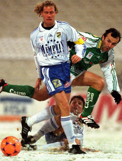 Savićević im Zweikampf mit Armand Bennecker (Lustenau) im Hannapi-Stadion. | Foto: TECHT Hans Klaus / APA / picturedesk.com 