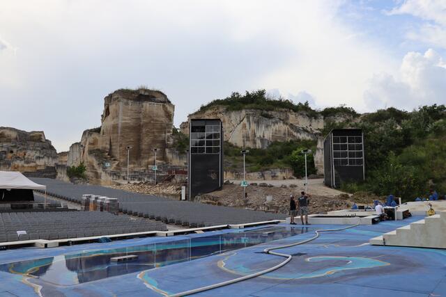 Aber zunächst ein kleiner Rundgang durch den Bühnenbereich der Oper im Steinbruch. | Foto: RMA Triebaumer