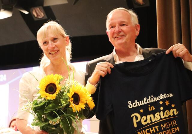 Die Musikschüler verabschiedeten Karlheinz Pöschl in die Pension mit einem Schuldirektor-Shirt. Darüber schmunzelte auch Gattin Judith. | Foto: Edith Ertl