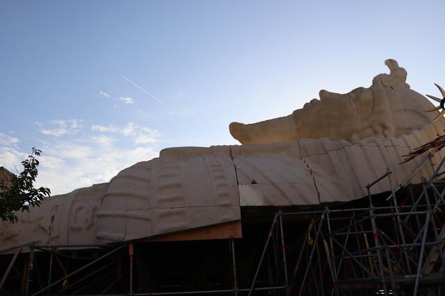 Der Tag geht langsam über den Backstage-Bereich der Bühne der diesjährigen Aufführung von der Oper "Aida" im Steinbruch Sankt Margarethen zu Ende.  | Foto: RMA Triebaumer