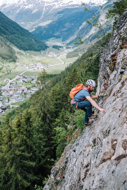 Beim besonderen Klettererlebnis genießt man immer den beeindruckenden Blick ins Kaunertal. | Foto: TVB Tiroler Oberland-Kaunertal/Simon Schöpf