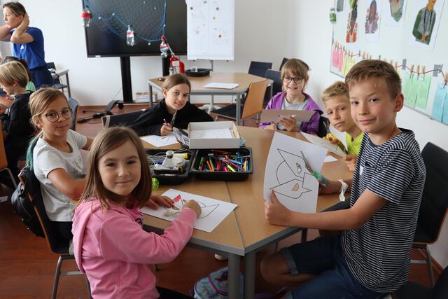 Konzentriert arbeiten die Kinder an ihren Projekten.  | Foto: Vanessa Trabi