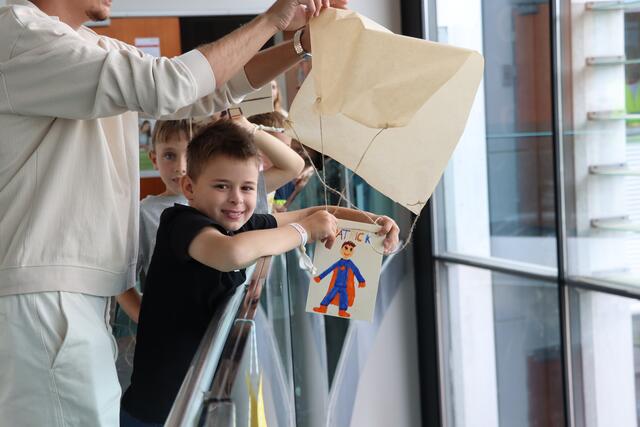 Die selbstgebastelten Fallschirme werden getestet.  | Foto: Vanessa Trabi