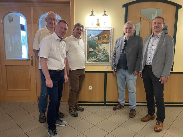 Einer Ausstellung von Bildern des Malers Georg Franz (2. von rechts) folgen ein Tanzabend, ein Wirtshaussingen, ein Spieleabend und eine Heinz-Erhardt-Show. | Foto: Elisabeth Kloiber