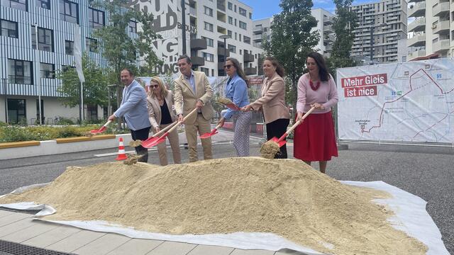 Setzten den Spatenstich (v. l.): Leopoldstädter Bezirkschef Nikolai (SPÖ), Wiener Linien-Geschäftsführerin Reinagl, Öffi-Stadtrat Hanke, Planungsstadträtin Sima, Brigittenauer Bezirkschefin Dubravac-Widholm (alle SPÖ) und Neos-Sprecherin für Stadtentwicklung Arapović. | Foto: Kathrin Klemm/MeinBezirk
