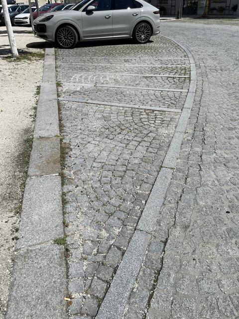 Am Kirchenplatz gibt es bereits einspurige Parkplätze. | Foto: MeinBezirk