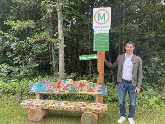 Neues Mobilitätsangebot: Vizebgm. David Pöll präsentiert die neuen Mitfahrbankerln. | Foto: Kendlbacher