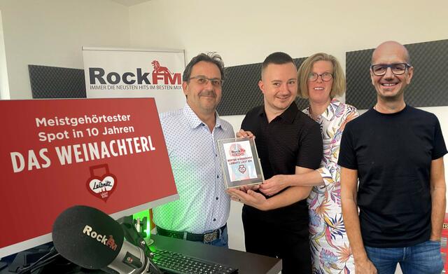Im Senderaum von Rock FM im Kindermann Zentrum in Leibnitz: Obmann Fritz Parmetler, Rock FM-Mastermind Uwe Gritsch,  Barbara Draxler und Audioprofi Gernot Resch (von links nach rechts). | Foto: Der Markendenker